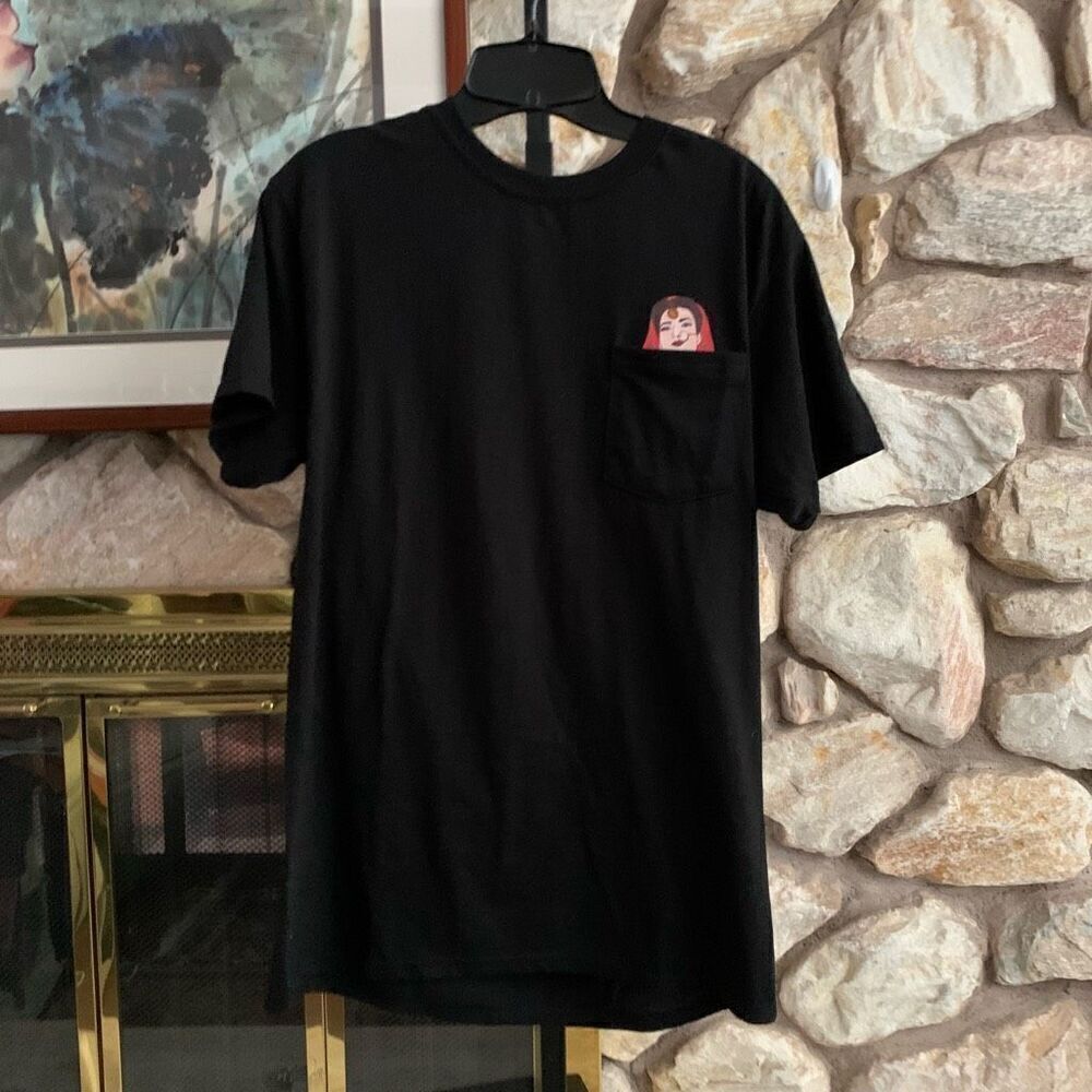 Hidden pocket graphic T